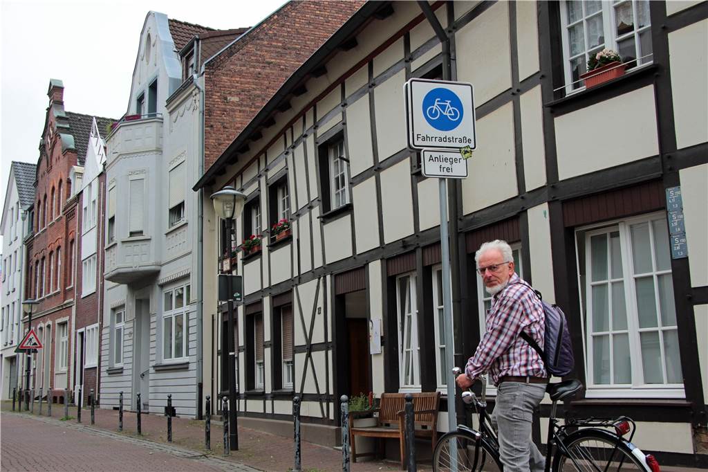 Mit Video: „Planer vergessen, dass Radler auch mal nach links wollen“ Winfried Hoch begrüßt die Ausweisung der Burgstraße als Fahrradstraße. Dass laut Schild hier nur "Anlieger frei" haben, ist sinnvoll, meint der ADFC-Experte; es reduziere den Kfz-Verkehr. Bei anderen Fahrradstraßen sähe man bisweilen das weiter gefasste Schild "Pkw frei".