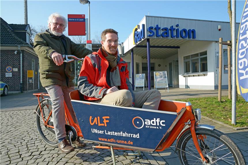 Winfried Hoch (l.) und Holger Bergemann von der Initiative Radverkehr in Werne präsentierten das neue Lastenrad „Ulf“ an der Radstation am Bahnhof.