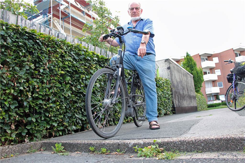 Mit Video: Tops und Flops für Radfahrer in Werne, Teil 1 Winfried Hoch wünscht sich eine Bordsteinabsenkung an dem kleinen Verbindungsstück zwischen Schürenkamp und Tenhagenstraße.
