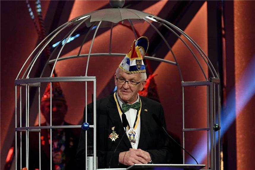 Winfried Kretschmann erhält Orden wider den tierschen Ernst Winfried Kretschmann im „Narrenkäfig“. Foto: Henning Kaiser