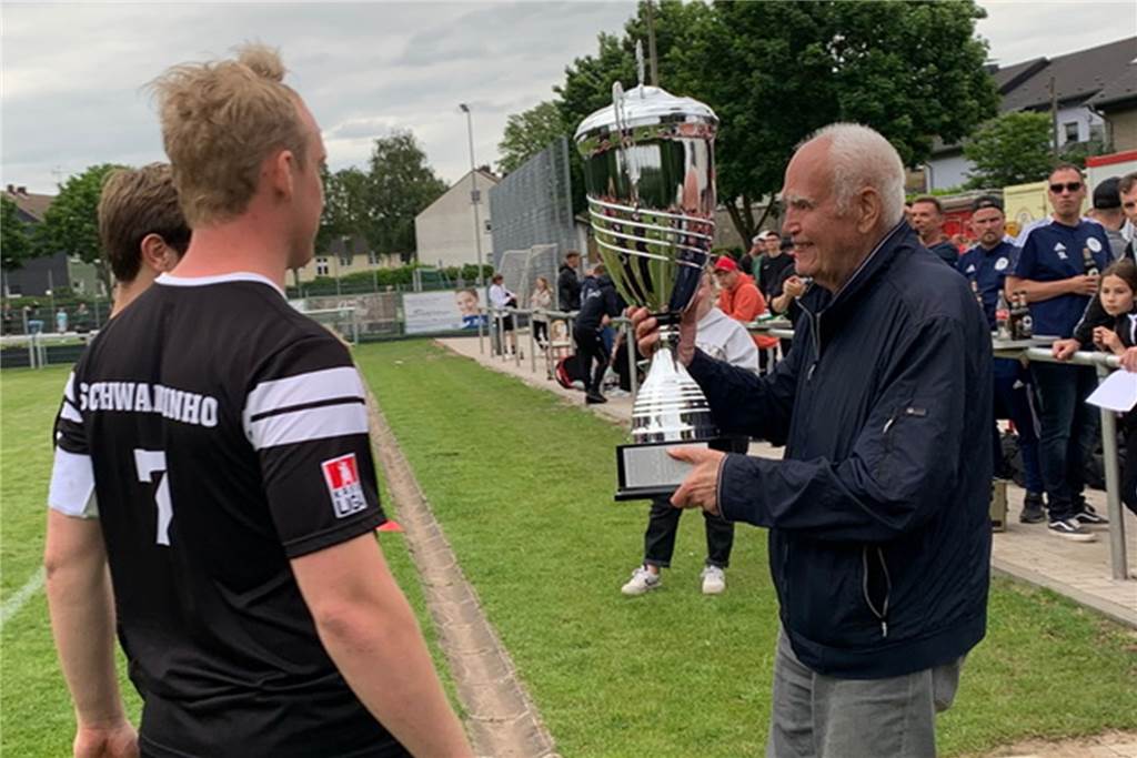 Gemeindefußballfest 2022 in Henrichenburg: 200 Kisten Bier und 500 Bratwürste Winfried Straub (r), Ehrenjugendleiter des TuS Henrichenburg und „Vater“ des Gemeindefußballfests, stiftete den Wanderpokal neu.