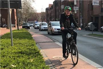 Winfried Terwolbeck an einem neuralgischen Punkt für Radfahrer in der City: am Übergang vom Radweg an der Königstraße in den Kreisverkehr Wüllener Straße.