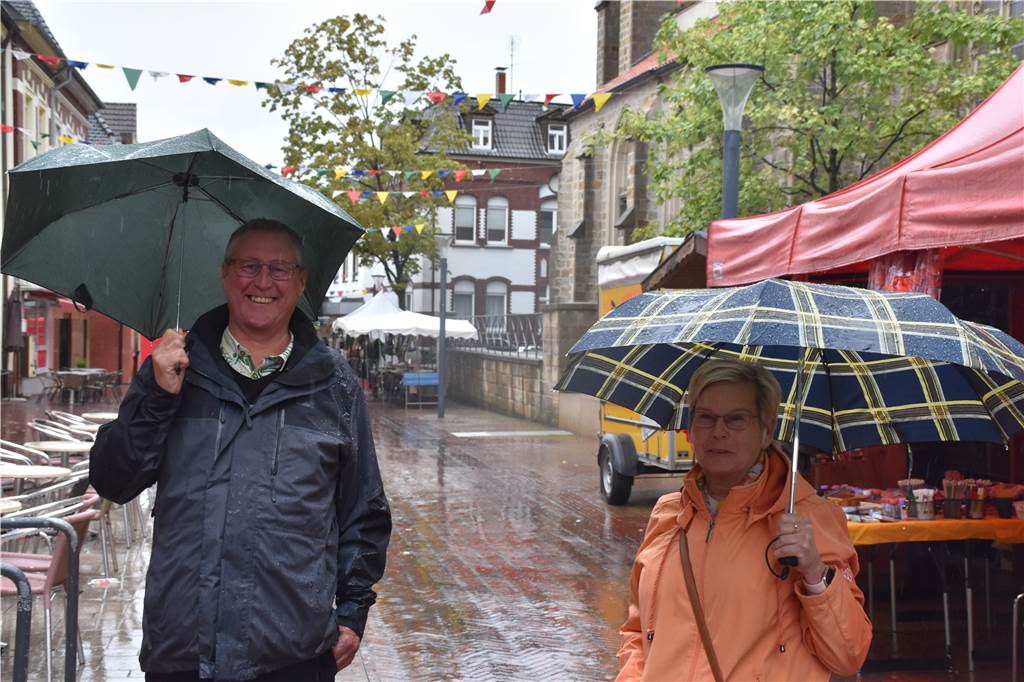 Französisches Flair in Stadtlohn: Gute Laune, trotz Dauerregen Winfried und Brigitta Hußlein aus Recklinghausen kamen am Sonntag zum ersten Mal nach Stadtlohn.