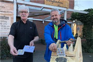 Winni Maatz (l.) und Thomas Lohmann wollen ein Bier für Vinnum brauen. Jetzt dürfen erstmal die Vinnumer abstimmen, welchen Geschmack es haben soll. Die hölzerne Stimmkiste steht im Dorfladen.