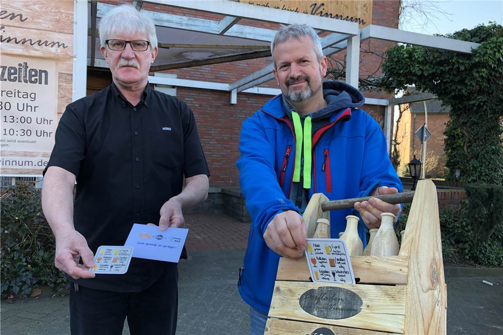 Projekt Bürgerbier gescheitert: Kein neuer Versuch für Vinnumer Landbier Winnie Maatz (l.) und Thomas Lohmann wollten ein Bier für Vinnum brauen. Auf Bierdeckeln konnten die Vinnumer vor einem Jahr abstimmen, welchen Geschmack es haben sollte.