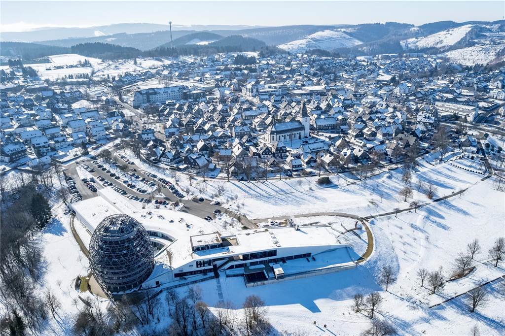 Nostalgie-Sonderzug von Castrop-Rauxel nach Winterberg Winterberg ist eine malerische Stadt im Sauerland, bekannt für ihre Wintersportmöglichkeiten, idyllischen Landschaften und den berühmten Kahlen Asten, einen der höchsten Berge Nordrhein-Westfalens.