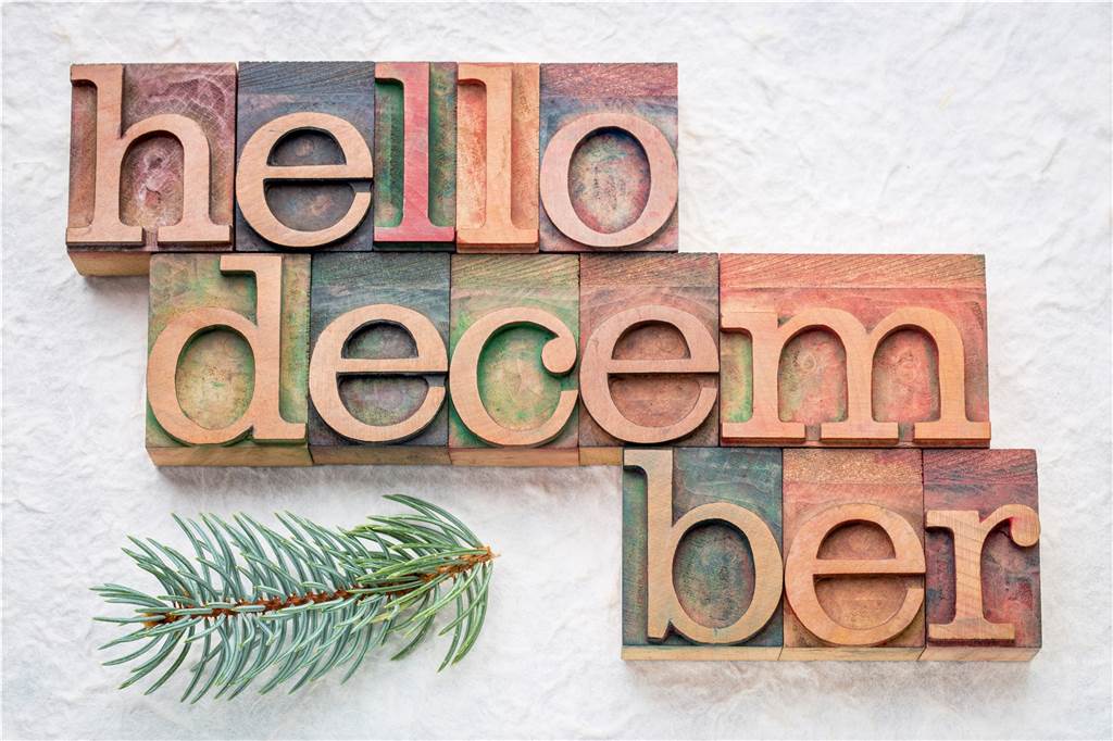 Die dunkle Jahreszeit perfekt nutzen: Freizeitaktivitäten im Dezember buchstaben aus holz ergeben die worte hello december