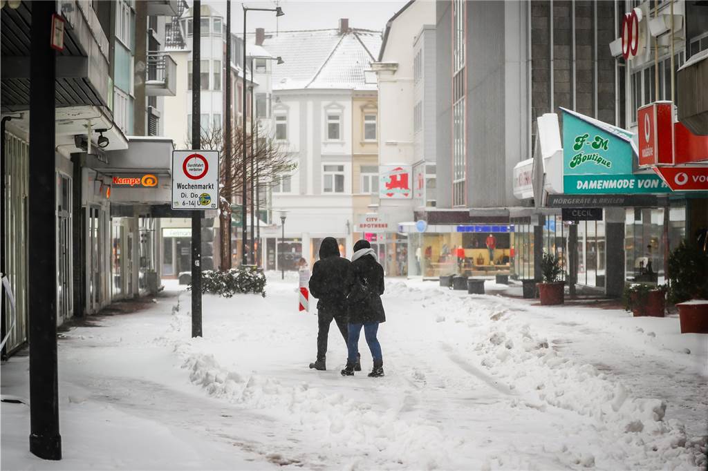 Wintereinbruch: Wenig Autounfälle, EUV im Dauereinsatz Wintereinbruch in Castrop-Rauxel. Nur wenige Menschen waren unterwegs.