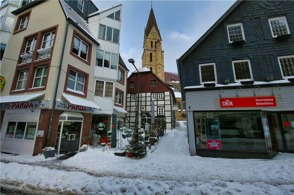 Schnee-Chaos: Für die einen Winter-Wunderland, für die anderen Mühsal Wintereinbruch in der Castroper Altstadt. So sah es am Montag, 8. Februar 2021, dort aus.