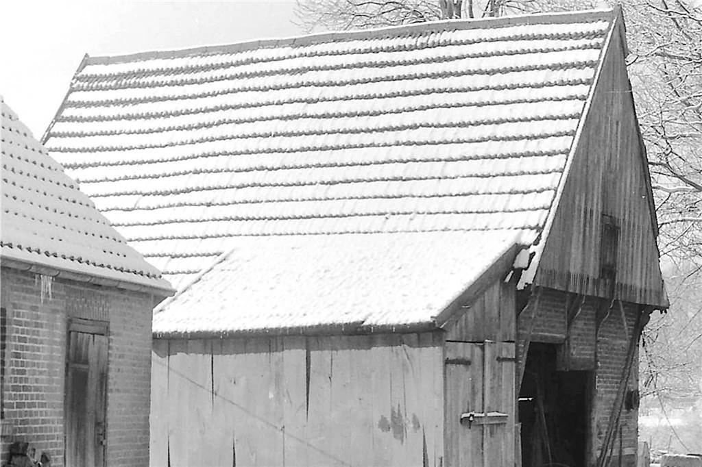 Aus altem Spieker soll ein Bürgergerätehaus für Asbeck werden Winterliche Ansicht aus einer Zeit, als der Spieker noch auf dem Hof Völker in Holtwick stand.