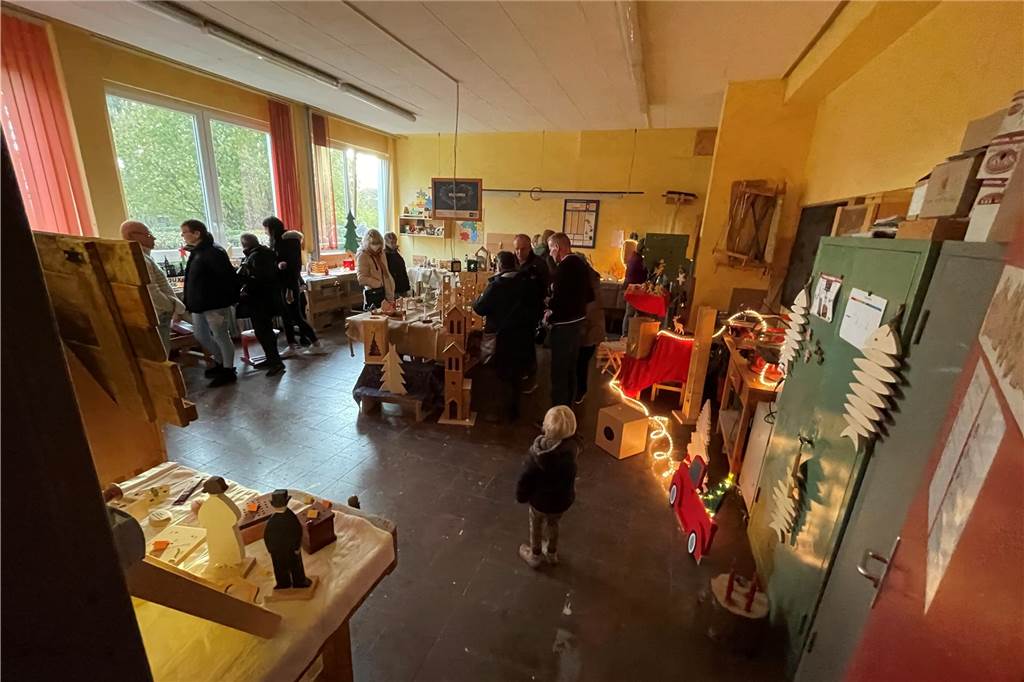 Weihnachtsmärkte und Co.: Der große Überblick von Merklinde bis Meisenhof Wintermarkt im BBZ Dingen 2022: Jahr für Jahr gibt es hier Holz-Deko und Holz-Spielzeug und andere hübsche Dinge zu bewundern und zu kaufen.