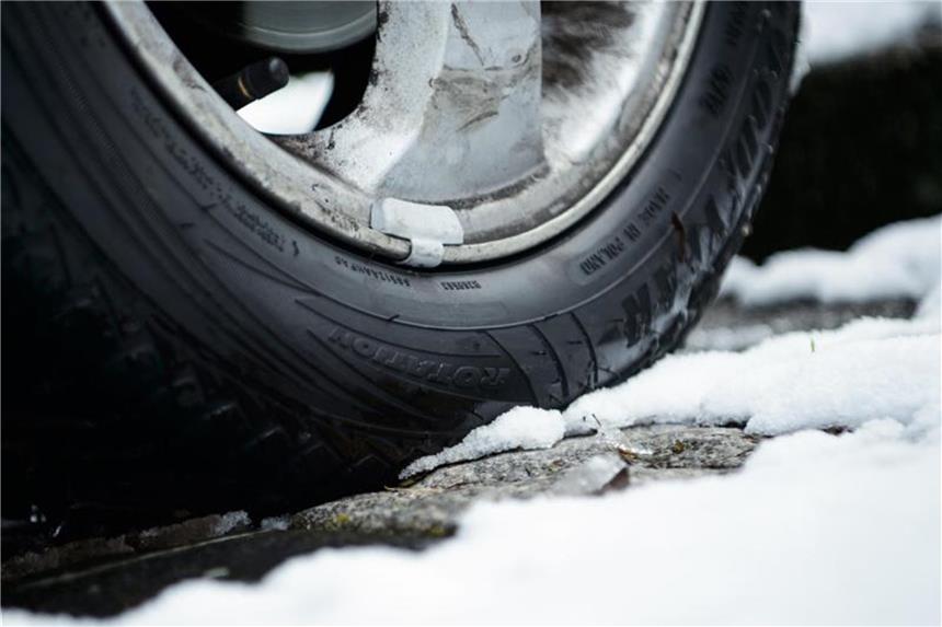 Winterreifen mit mehr Druck kühl und trocken einlagern Winterreifen sollten, nachdem sie nicht mehr benutzt werden, trocken gelagert werden. Foto: Sina Schuldt