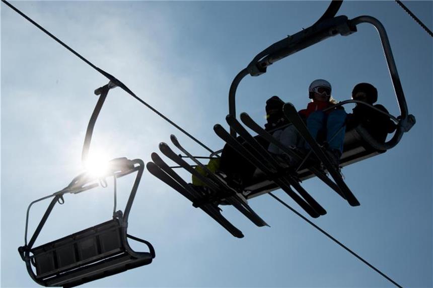 Schlägerei um Plätze im Skilift endet mit drei Verletzten Wintersportler in einem Skilift. Foto: Monika Skolimowska/Illustration
