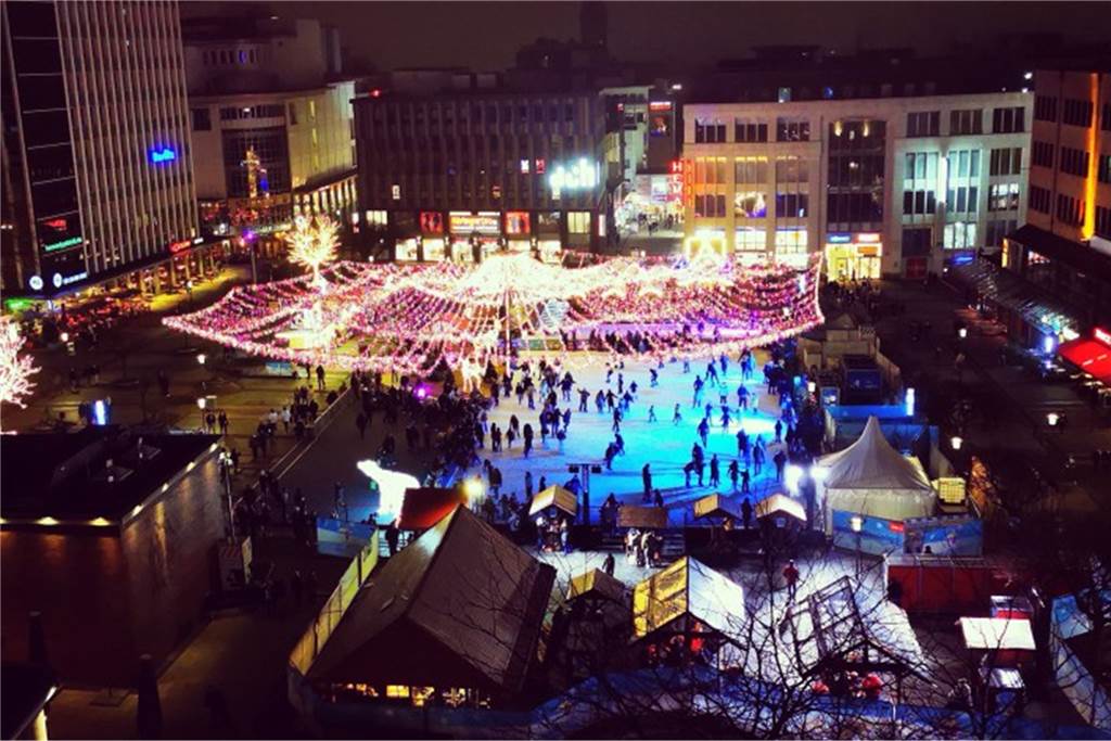 Heiß auf Eis? Die besten Schlittschuhbahnen im Winter 2022/23 essener innenstadt beim schlittschuhlaufen