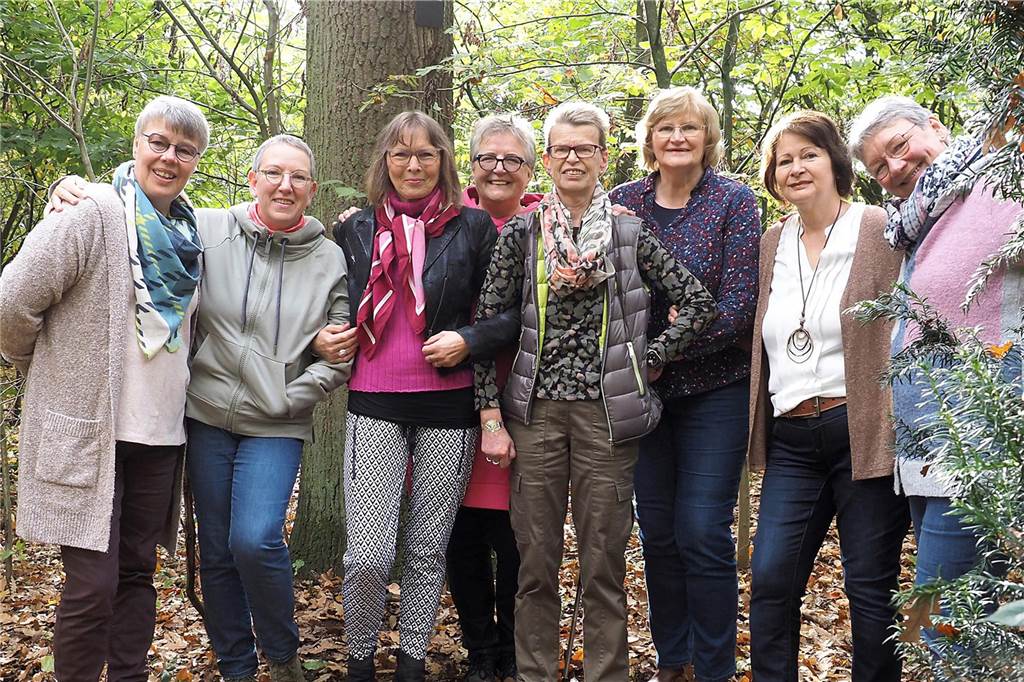 "Wir 11 Frauen sind echte Busen-Freundinnen. Das gemeinsame Schicksal einer bösartigen Erkrankung hat uns zusammengewürfelt. Gegründet wurde unsere Selbsthilfegruppe bereits 2002. Regelmäßig einmal im Monat treffen wir uns zu Gesprächen, manchmal ernst, mal informativ aber immer auch heiter und lebensfroh."