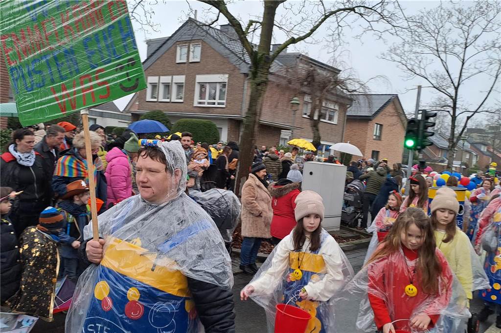 Kinderkarnevalszug: Die Holsterhausener können es noch! "Wir Emmelkämper pusten euch was."