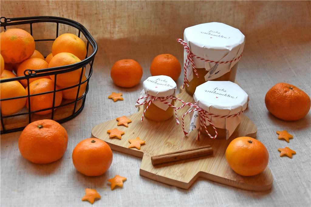 Schicken Sie uns Ihre Weihnachtsgrüße - Kinder können erstmals etwas gewinnen Gläser mit weihnachtlicher Marmelade.