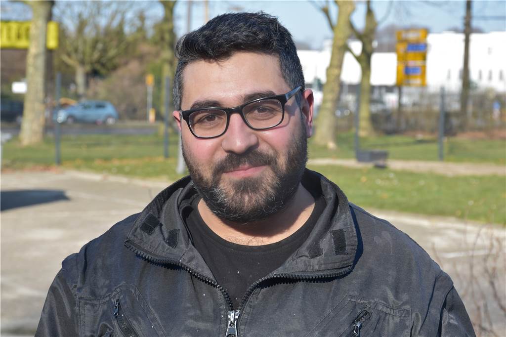 „Wir fühlen das“: Viele Castrop-Rauxeler spenden für Ukraine "Wir fühlen das": Hussein Alnaser ist 2015 aus Syrien geflüchtet und hilft jetzt bei der Sammelaktion.