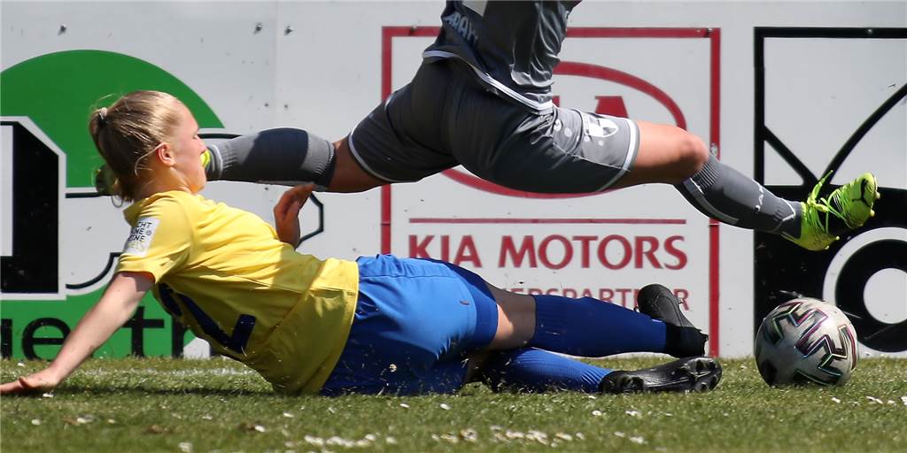 Die große Wechselbörse: Alle Transfers im Dortmunder Frauenfußball Eine Spielerin grätscht, ihre Kontrahentin springt über den Ball.