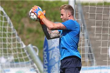 „Wir gehen mit Ehrfurcht in die Saison“, sagt Schalke-Keeper Ralf Fährmann vor den Herausforderungen in Liga und Champions League.