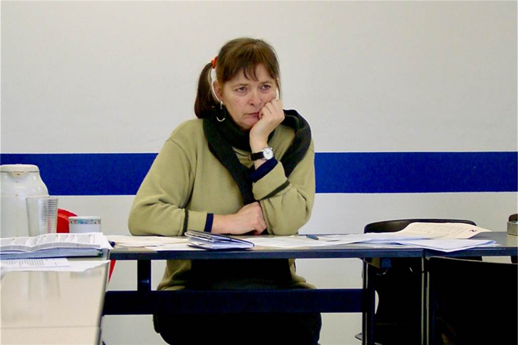 Petra Hagemann war „wild und ließ sich nicht einordnen“: Nachruf auf eine besondere Tanzlehrerin Eine Frau an einem Tisch