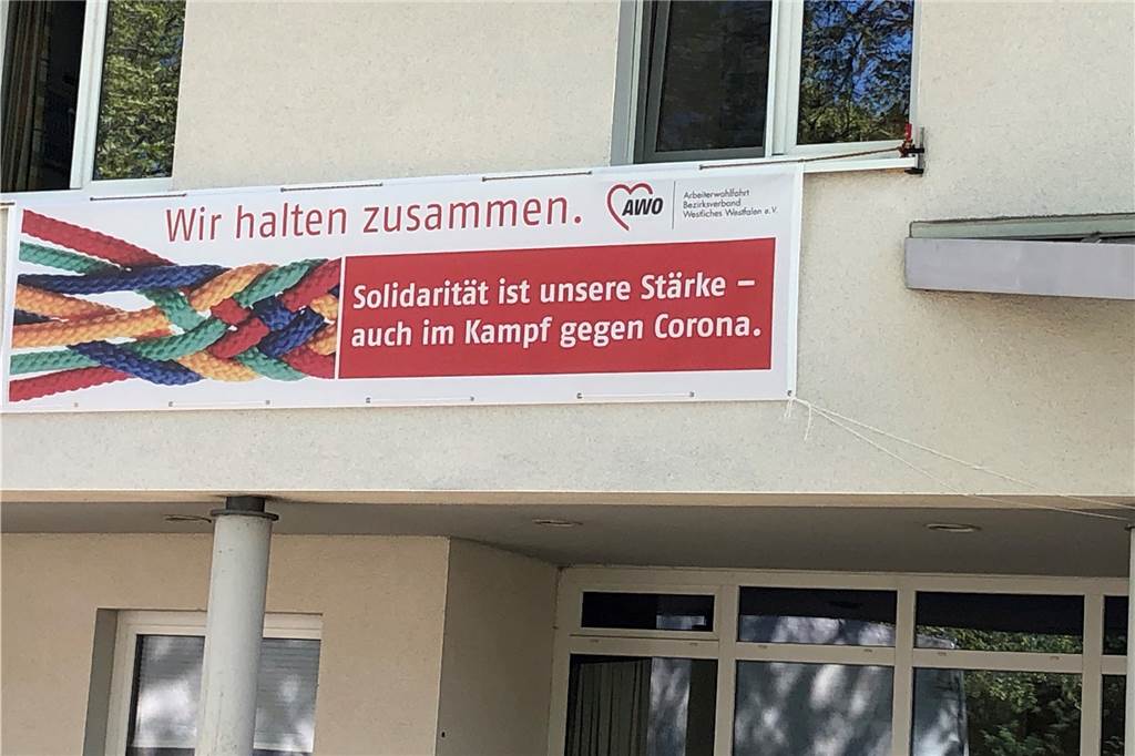 Besuch in Seniorenzentren erlaubt - aber Muttertag-Kuchen gibt‘s nicht "Wir halten zusammen: Solidarität ist unsere Stärke - auch im Kampf gegen Corona" lautet die Botschaft über dem Eingang des Awo-Seniorenheims am Ickerner Knoten.