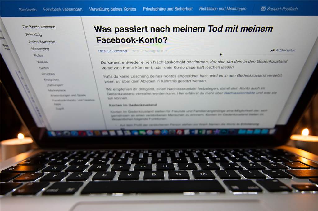 Halterner Bestatter: Was passiert mit digitalen Daten nach dem Tod? Auf einem Notebook soll ein Facebook Account gelöscht werden.