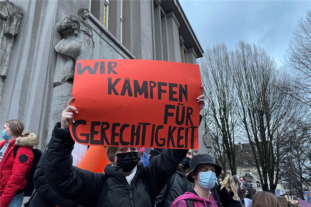 TFG-Demo: „Die Politik entscheidet sich gegen diese tollen Kinder“ "Wir kämpfen für Gerechtigkeit" steht groß auf einem der Plakate der TFG-Demo. Die Schülerinnen und Schüler fühlen sich vergessen.