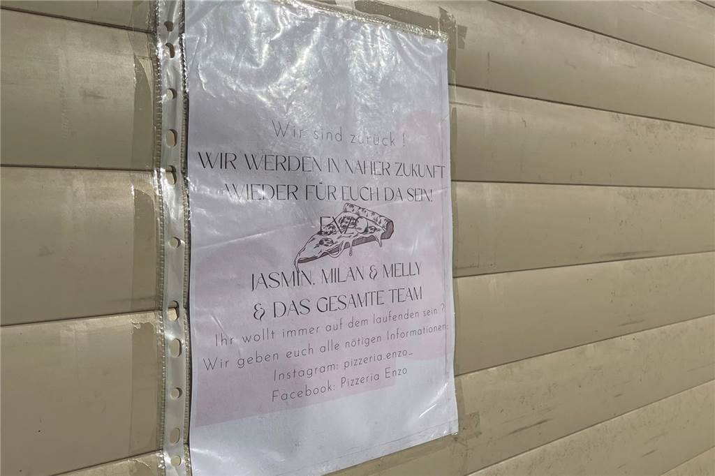 Seit Jahresanfang geschlossen: Pizzeria „Enzo“ lässt Stammkunden im Ungewissen Zettel an der geschlossenen Pizzeria "Enzo", der verkündet: Wir kommen zurück