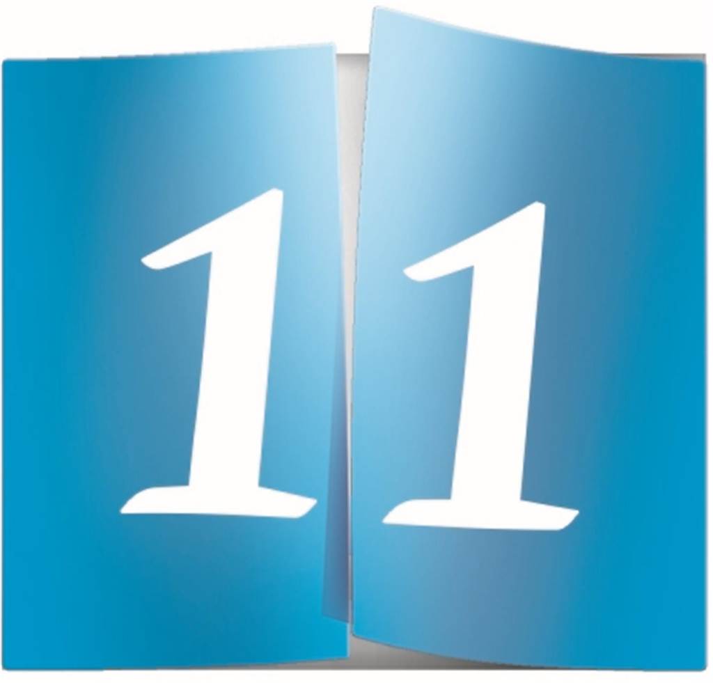 Eine blaue Tür mit der Aufschrift 11 halbgeöffnet.