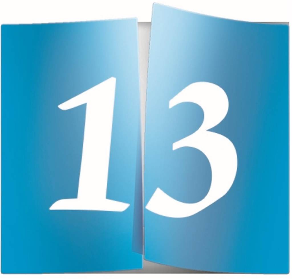 Ein blaues Papptürchen, halbgeöffnet, mit der Nummer 13.