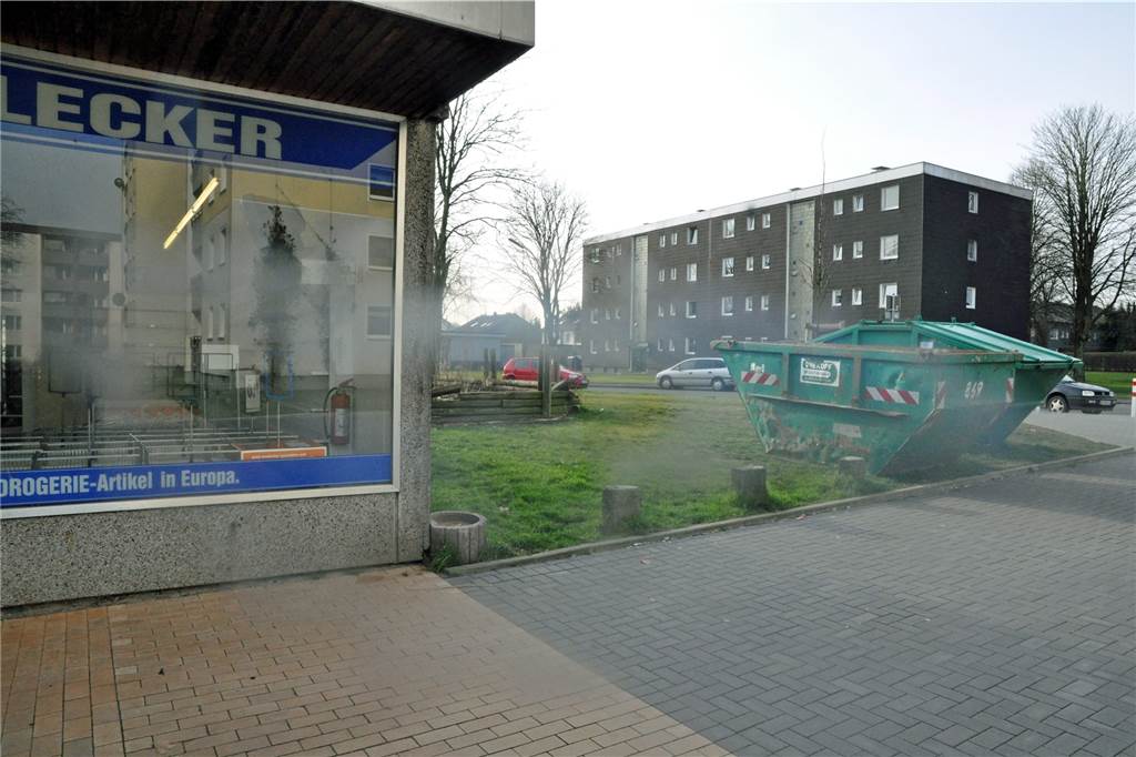 Eingezäunt und ausgeräumt: Was geschieht mit der Schlecker-Ruine am Bärenplatz? Wir schreiben das Jahr 2000: In Deininghausen ist der Schlecker etabliert. Im Januar 2012 schloss er. Inzwischen sieht es hier am Bärenplatz ganz anders aus. Aber das Gebäude ist noch da.