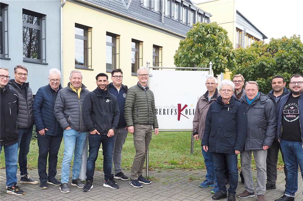"Wir sind die Ausbildungspaten aus Haltern. Im Kreis Recklinghausen gibt es 100 von uns. Wir bieten berufliche Orientierungshilfen und begleiten bei Bedarf Schülerinnen und Schüler durch Schule und Ausbildung."