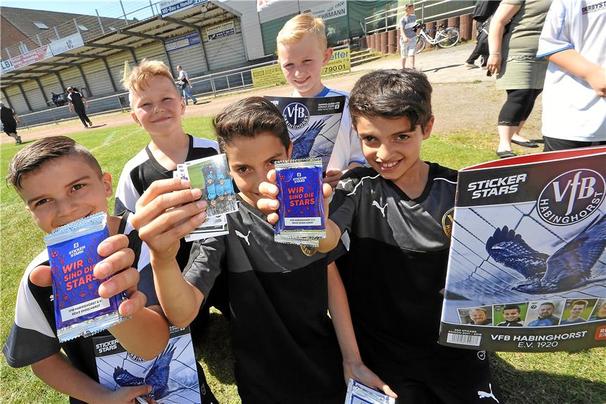 Beim VfB herrscht das Sammelfieber „Wir sind die Stars“ lautet das Motto auf den Sticker-Tüten. Die jüngsten Mitglieder des VfB Habinghorst sammeln fleißig – aber auch die Älteren wollen schnellstmöglich ihr Album füllen.