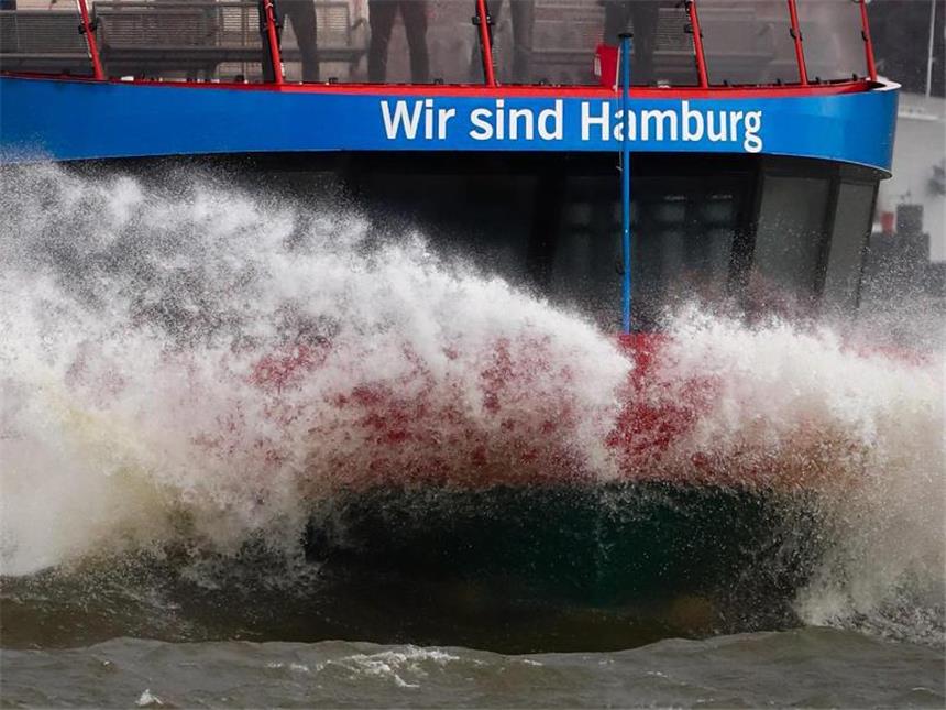 Orkantief wütet über weiten Teilen Deutschlands "Wir sind Hamburg" - und wir sind nass: Ein Linienschiff kämpft sich im Hafen bei starkem Gegenwind durch die Elbe vor den Landungsbrücken. Foto: Christian Charisius