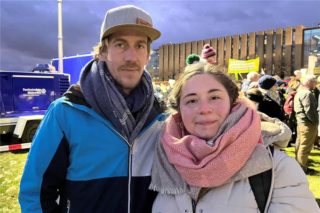 „Wir sind heute hier, weil wir finden, dass es zuletzt zu viele schlechte Veränderungen in unserem Land gab: weil die AfD so viel Zuspruch findet und weil es auf dem Schulhof wieder Antisemitismus gibt“, sagen Astrid und Lars Wienekamp, die extra aus Recklinghausen zur Demo gekommen sind und dort am Samstag (20.1.) ebenfalls demonstrieren wollen. Als es auf der Bühne um den Kampf gegen Antisemitismus geht, klatscht Astrid Wienekamp besonders laut.