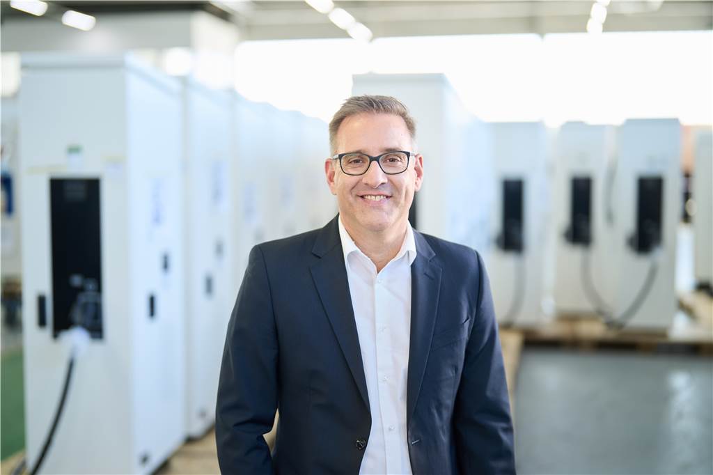 Compleo gewinnt Großauftrag in Berlin: Bringt das die Aktie in Schwung? „Wir treiben Innovationen beim Bezahlen voran, damit das Laden und Bezahlen an der Ladestation für alle kinderleicht wird“, sagt Alfred Vrieling aus dem Management von Compleo in Dortmund.