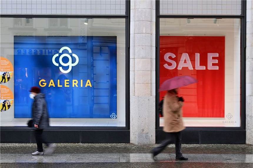 Ukraine-Krieg macht auch Galeria-Konzern zu schaffen Passanten gehen an einer Filiale von Galeria Karstadt vorbei.