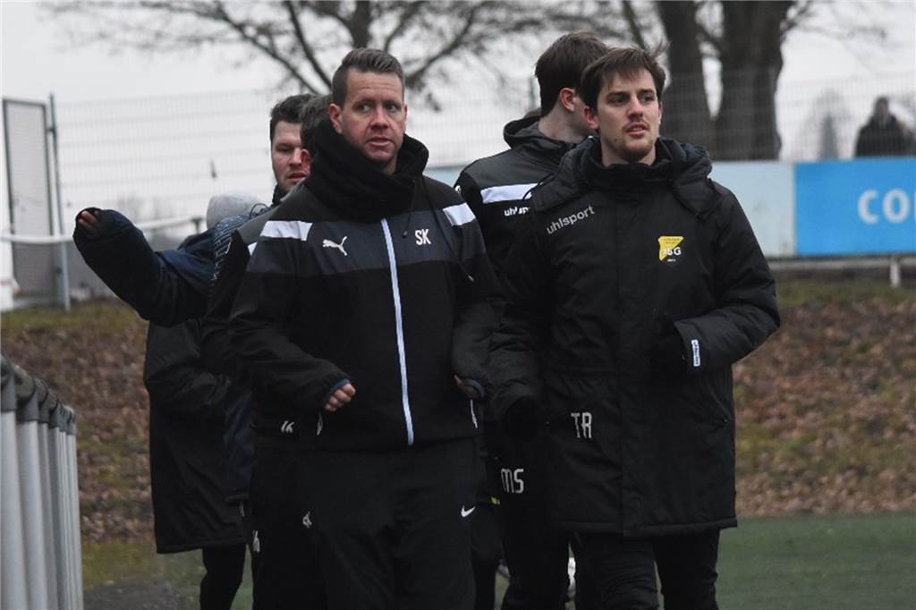 Nach Niederlage und Trainerwechsel: Schlusslicht Frömern plant „eine Siegesserie“ „Wir werden den Kopf natürlich nicht in den Sand stecken“, sagt Sebastian Kurt (l.), hier auf einem Archivbild aus dem März beim Lauftraining mit Nils Martello (r.) und Reservespielern.
