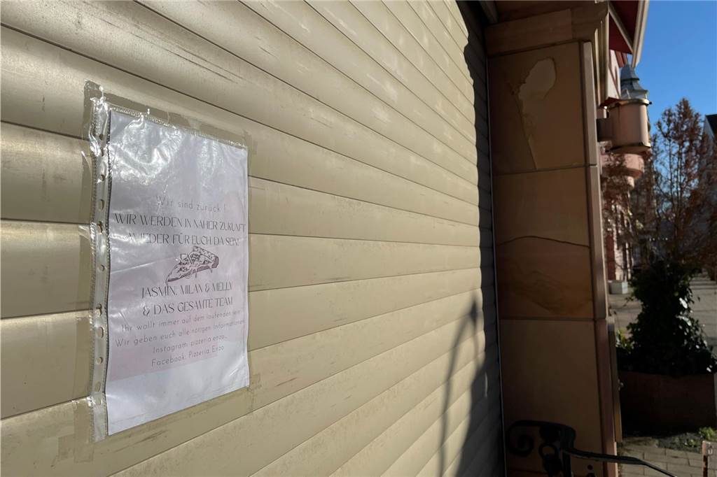 Nach wochenlanger Schließung: Pizzeria „Enzo“ eröffnet am 14. März wieder Ein Zettel hängt an der geschlossenen Pizzeria Enzo, der verkündet, dass man in "naher Zukunft" wiedereröffnen werde.