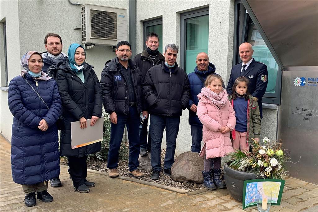 Kleine Schutzengel für Polizisten: „Wir sind alle sehr gerührt“ „Wir wissen, Sie sind eine große Familie.“ Eine Schwerter Gruppe der Bildungsplattform „Prisma“ hat die Polizeiwache in Schwerte besucht.