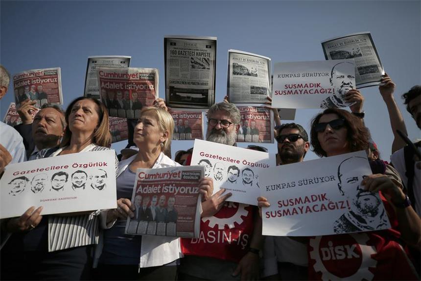 Wird U-Haft für "Cumhuriyet"-Mitarbeiter fortgesetzt? "Wir wollen Gerechtigkeit", steht auf den Titelseiten, die Demonstranten am Montag vor dem Prozess in Istanbul hochhalten.
