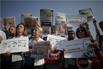 "Wir wollen Gerechtigkeit", steht auf den Titelseiten, die Demonstranten am Montag vor dem Prozess in Istanbul hochhalten.