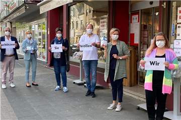 "Wir wollen Sie schützen", zeigt der Brami-Vorstand. Er hat 1000 OP-Masken an seine Mitglieder verteilt.