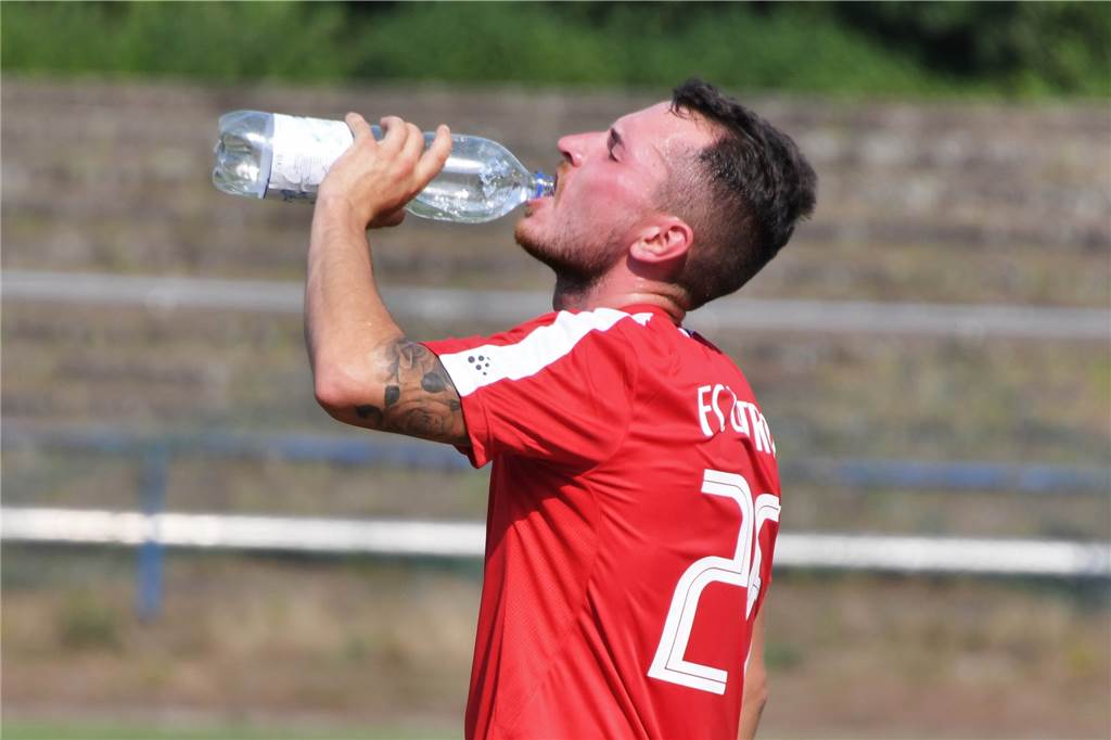 Marco Taschke plant mit einem „Co“ auf Augenhöhe und einer gute Seele fürs Team Wird als "Lokomotive" auf der rechten Seite vorgestellt: Dennis Meyer, der aktuell noch beim Bezirksligisten FC Castrop-Rauxel spielt, ab der kommenden Saison aber das Trikot des VfB Waltrop tragen wird.