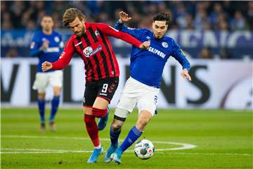 Wird auf dem Spielfeld schmerzlich vermisst: Suat Serdar (r.).