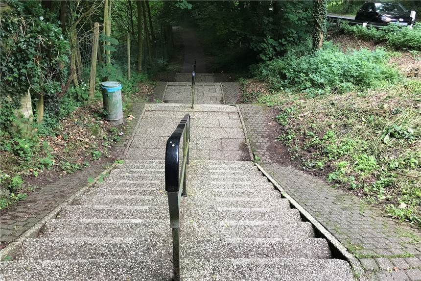 Sperrung am Schloss Cappenberg: Fahrbahn und Radweg werden erneuert Wird bei dem Neubau des Radweges entfernt: die Treppe am „Schloßberg“.