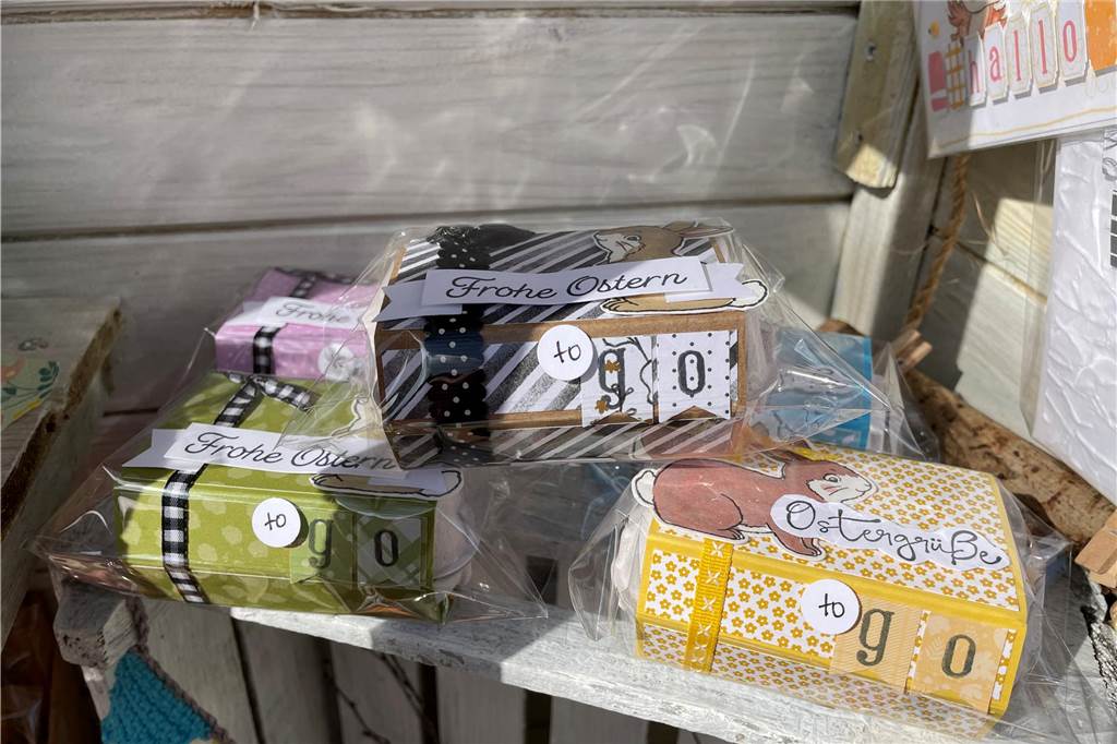 Dieses Mal mit viel Oster-Deko: Huckarder Selbstbedienungsschrank wieder geöffnet Ein Präsent aus dem Geschenkeschrank: "Ostergrüße to go"