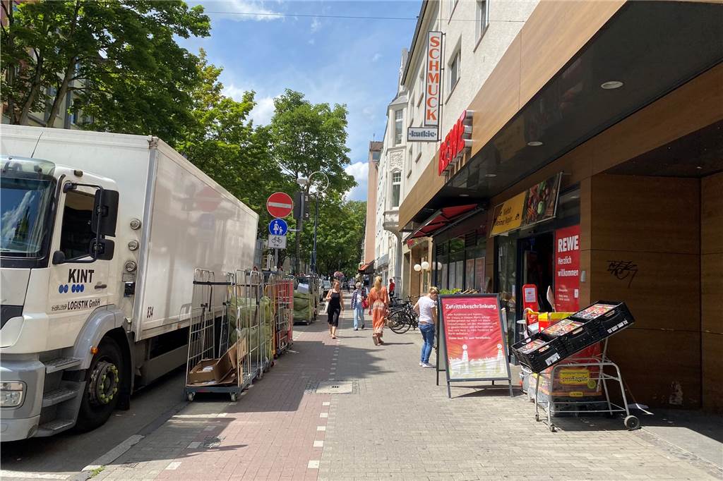 Wird der Rewe in der Kaiserstraße beliefert, ist der Weg für Radfahrer und Fußgänger noch zusätzlich beeinträchtigt.
