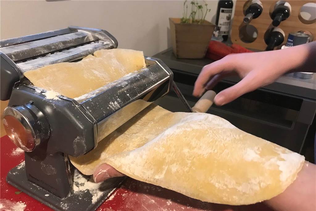 Einfach selbst gekurbelt: Spaghetti aus der Pasta-Maschine Nudelmaschine